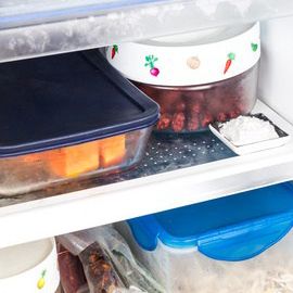 Les aliments touchent la paroi du fond du frigo